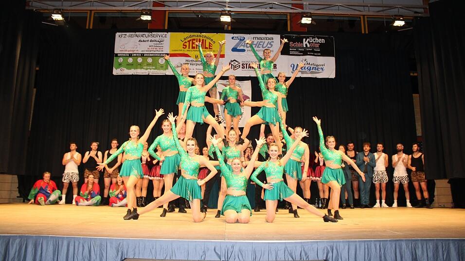 Als erste Gruppe trat die Narrhalla Pfeffenhausen mit den Showkids und -teens auf.