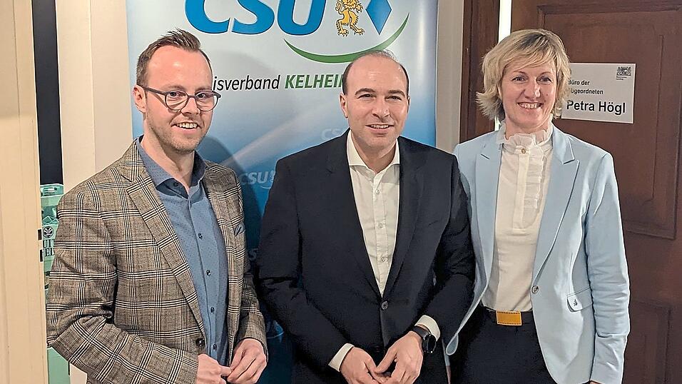 Zu den ersten Gratulanten des wiedergewählten Bundestagsabgeordneten Florian Oßner gehörten am Wahlabend die Kelheimer CSU-Kreisvorsitzende Petra Högl und der Listenkandidat Niklas Neumeyer (links). Zu den ersten Gratulanten des wiedergewählten Bundestagsabgeordneten Florian Oßner gehörten am Wahlabend die Kelheimer CSU-Kreisvorsitzende Petra Högl und der Listenkandidat Niklas Neumeyer (links).