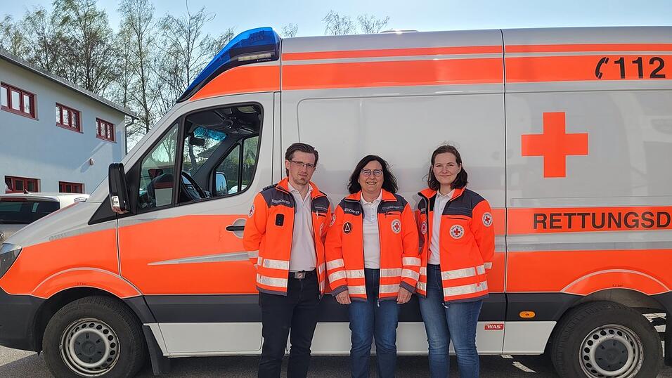 Packen in Zukunft gemeinsam an (v. l.): der &ouml;rtliche BRK-Bereitschaftsleiter Lorenzo Schr&ouml;er, die stellvertretende Fachdienstverantwortliche Ulrike Hase und Kassiererin Stefanie Schmid.