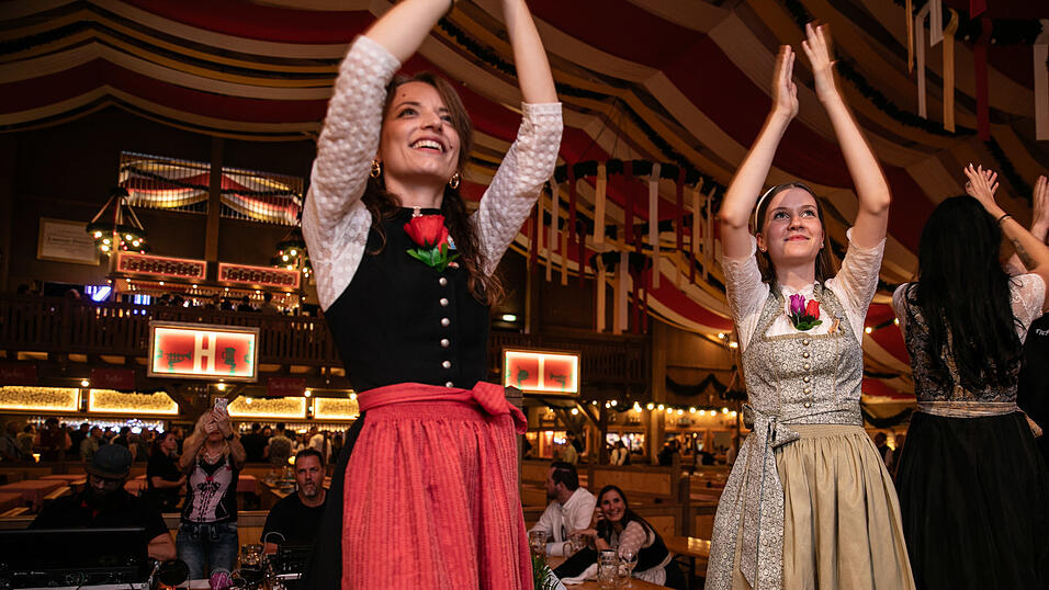 Die Partybilder vom Montag, 18. August, aus dem Festzelt Krönner. Die Partybilder vom Montag, 18. August, aus dem Festzelt Krönner.