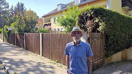 Bruno Feldmann vor seinem Elternhaus. Bruno Feldmann vor seinem Elternhaus.