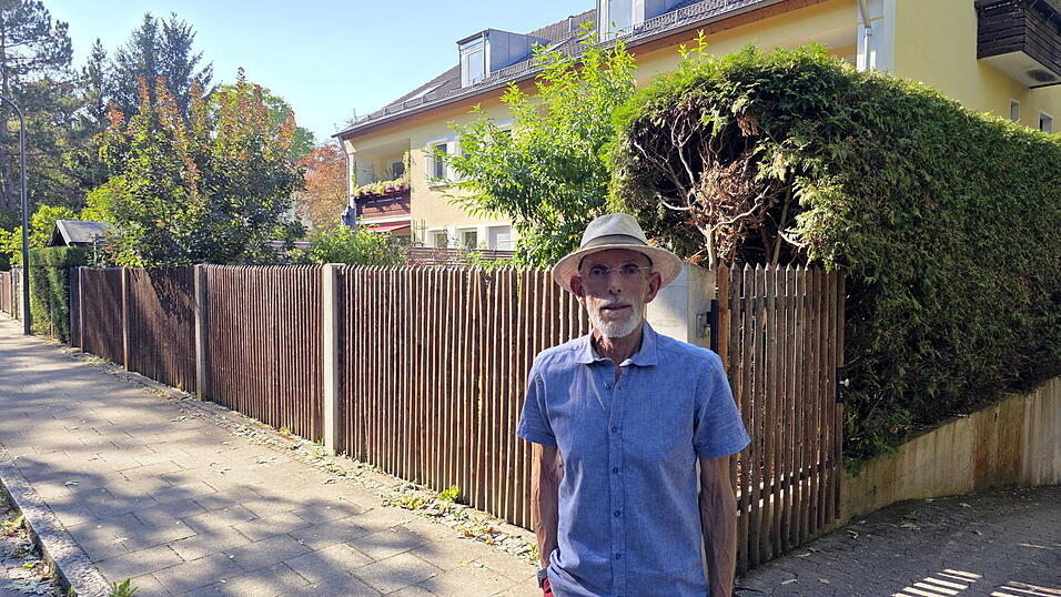 Bruno Feldmann vor seinem Elternhaus. Bruno Feldmann vor seinem Elternhaus.