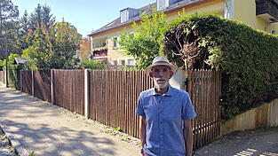 Bruno Feldmann vor seinem Elternhaus. Bruno Feldmann vor seinem Elternhaus.
