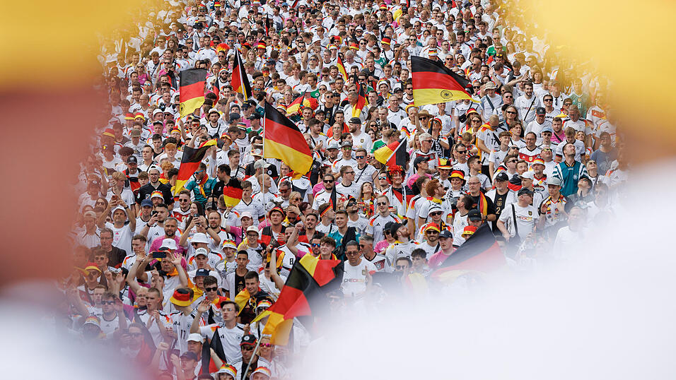 Kein Sommermärchen, aber die EM war trotzdem schön: Die Vergleiche mit der WM 2006 haben genervt. Nun, kurz vor dem Ende, häufen sie sich wieder. Also, war’s ein zweites Sommermärchen? Nein, Geschichte kann man nicht wiederholen. Aber: Spaß hat’s gemacht. Großen sogar.