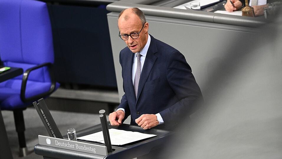 Bundeskanzler Friedrich Merz (CDU) äußert sich in seiner Regierungserklärung im Bundestag gleich zu Beginn zum in Ägypten unterzeichneten Gaza-Friedensplan von US-Präsident Donald Trump. Bundeskanzler Friedrich Merz (CDU) äußert sich in seiner Regierungserklärung im Bundestag gleich zu Beginn zum in Ägypten unterzeichneten Gaza-Friedensplan von US-Präsident Donald Trump.