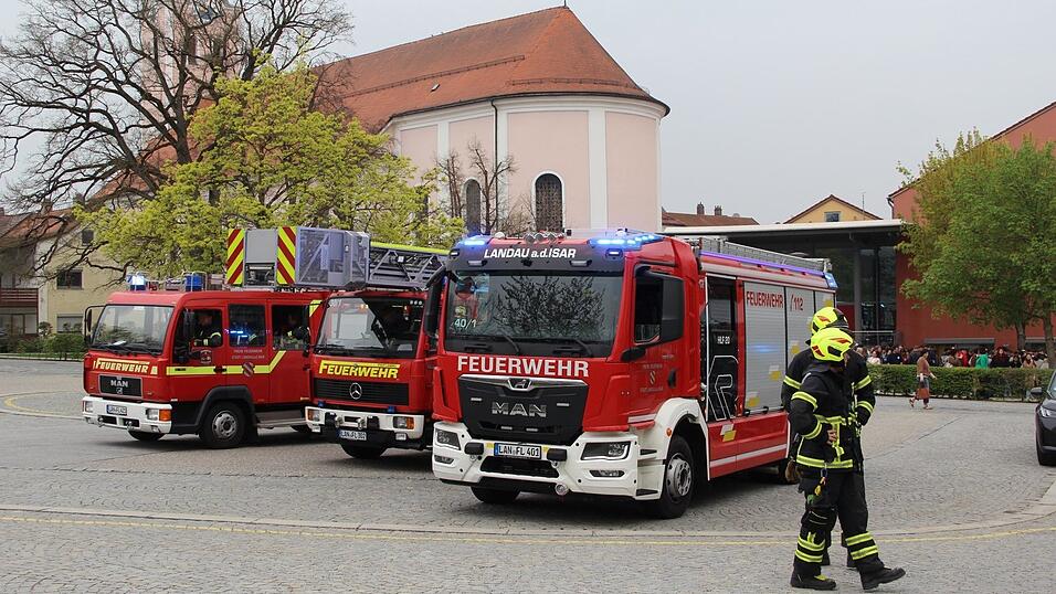 Feuerwehreinsatz an der Grund- und Mittelschule Landau