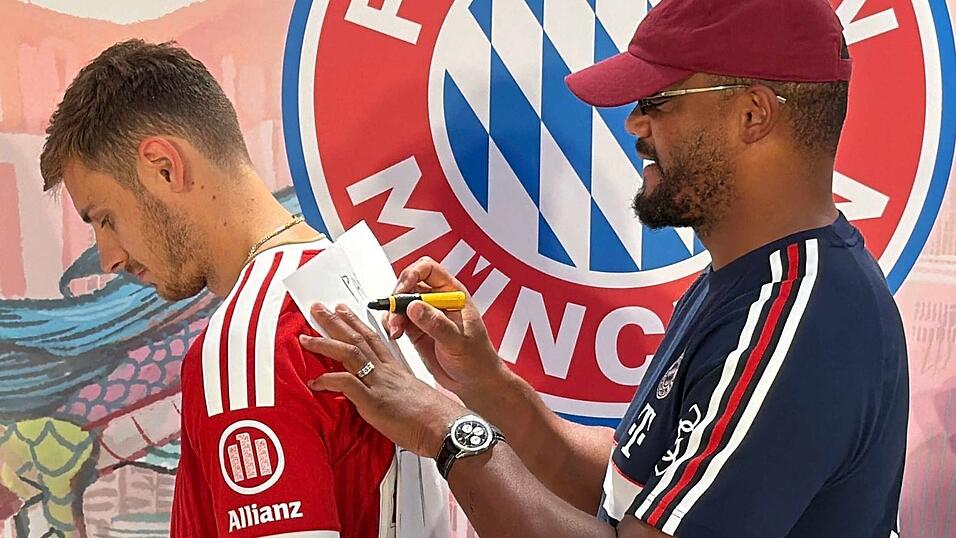 Trainer Vincent Kompany (r) bereitete das Team auf die Saison vor - und nahm sich Zeit für Marketing-Aktionen. Trainer Vincent Kompany (r) bereitete das Team auf die Saison vor - und nahm sich Zeit für Marketing-Aktionen.