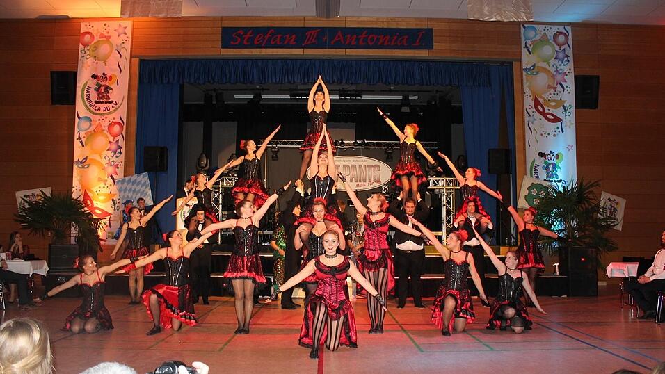 Showtanz in Perfektion bot die Narrhalla Au.