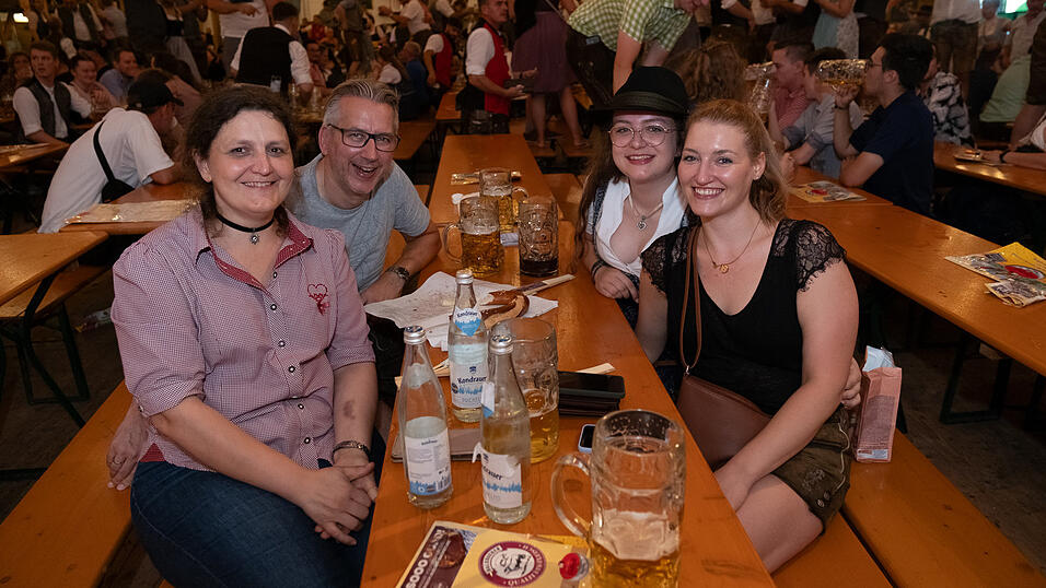 Die Partybilder vom Montag, 14. August 2023, aus dem Festzelt Greindl. Die Partybilder vom Montag, 14. August 2023, aus dem Festzelt Greindl.