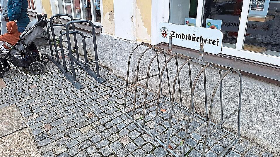 An der Bücherei hat sich doch tatsächlich noch ein alter Radständer gefunden, der neue daneben wurde von Unbefugten umquartiert. An der Bücherei hat sich doch tatsächlich noch ein alter Radständer gefunden, der neue daneben wurde von Unbefugten umquartiert.