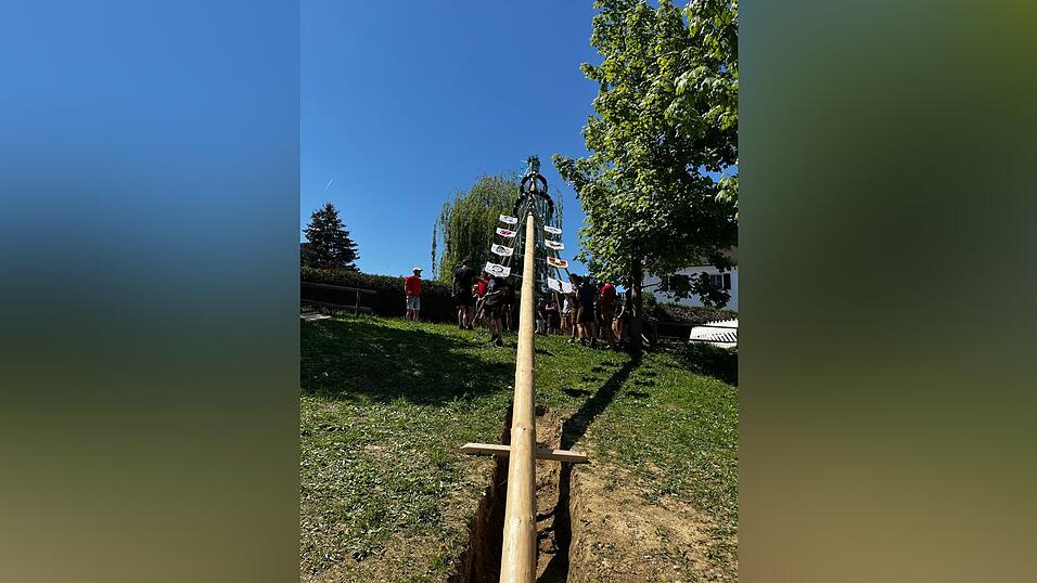 Die Hoberfoidtreiber stellen ihren Maibaum in Altfraunhofen auf Die Hoberfoidtreiber stellen ihren Maibaum in Altfraunhofen auf