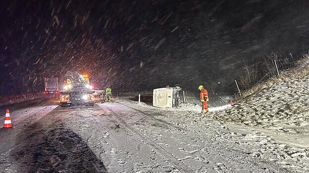 Der Kleintransporter kam auf der Seite zum liegen.
