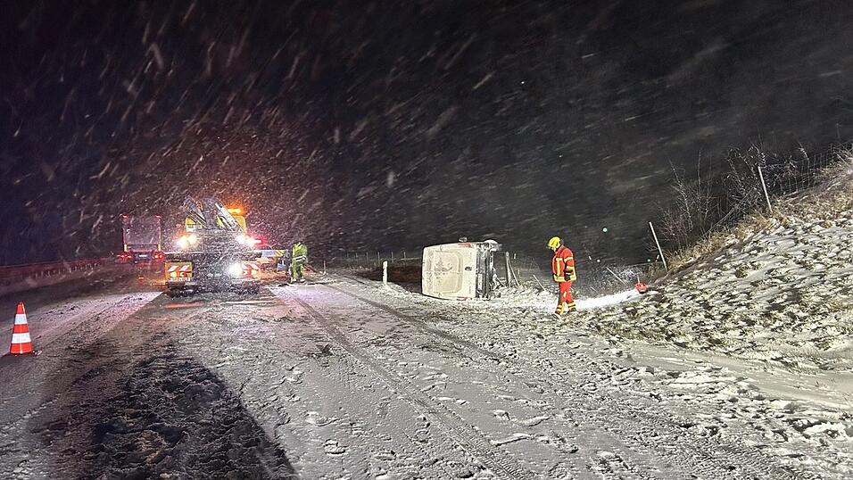Der Kleintransporter kam auf der Seite zum liegen. Der Kleintransporter kam auf der Seite zum liegen.