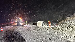 Der Kleintransporter kam auf der Seite zum liegen.