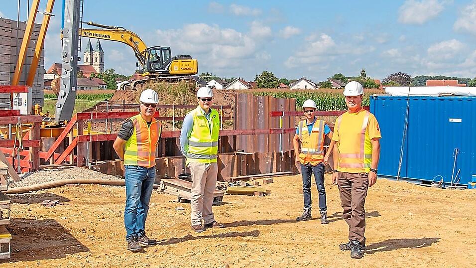 Den Baufortschritt des Niederalteicher Hochwasserschutzes erkl&auml;rten Bauoberleiter Thomas Hois (v. l.), Christian Reichgruber, Abteilungsleiter des Wasserwirtschaftsamtes, Wiges-Pressesprecher Dominik Zehatschek und Robert W&ouml;lfl von der Bauaufsicht.