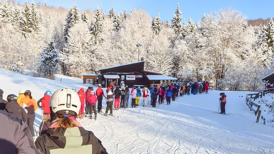 Am Sonntag bildete sich vor den Liften eine lange Schlange. Daf&uuml;r konnten die Besucher eine herrliche Winterlandschaft genie&szlig;en.