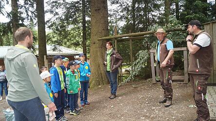Der Alltag eines Tierpflegers ist spannend und vielf&auml;ltig, merkten die Heranwachsenden bei ihrem Rundgang mit Claudia Schuh und den Pflegern.