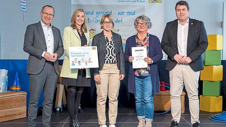 Die Urkunde und das Schild 'Sport-Grundschule' nahmen die beiden Sportlehrkr&auml;fte der Grundschule am Regen Miltach, Karin Daubner und Birgit Holzapfel, von Kultusministerin Anna Stolz am 27. Januar in N&uuml;rnberg entgegen.