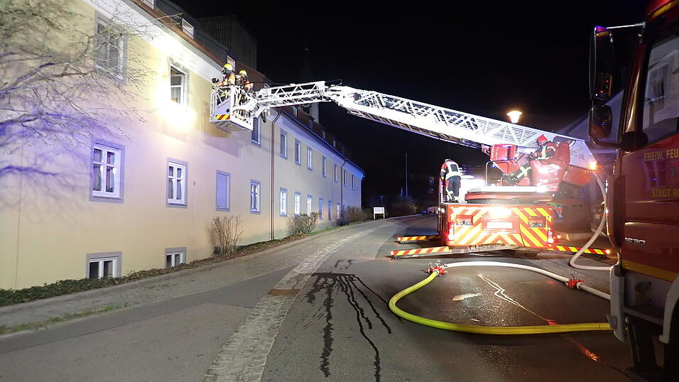 Bei einem Brand im Seniorenheim in Strahlfeld wurden neun Bewohner und ein Feuerwehrler verletzt. 