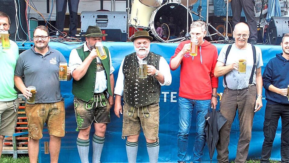 Die Verantwortlichen stie&szlig;en auf ein gutes Gelingen an.