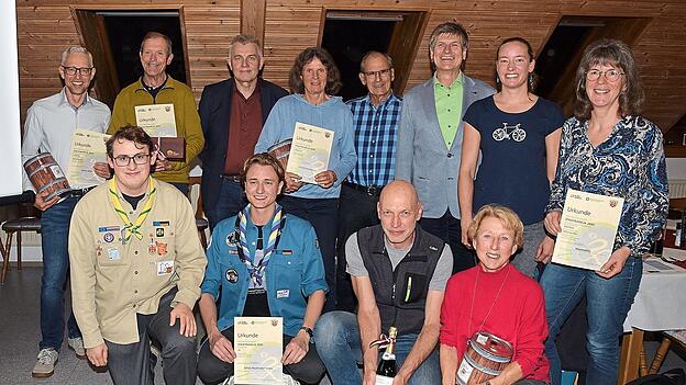 Bürgermeister Josef Dollinger (hinten, 3.v.l.), dritter Bürgermeister Dr. Michael Stanglmaier (hintern, 6.v.l.) und Klimaschutzmanagerin Melanie Falkenstein (hinten, 7.v.l.) mit den Siegern vom Stadtradeln (hinten, v.l.) Oliver Knott, Anton Geltinger, Ulrike Schwaiger, Martin Schwaiger und Karin Pursch sowie (vorne v.l.) Lukas Reingruber, Lorenz Penzkofer, Herbert Hellmeier und Katharina Hahn.