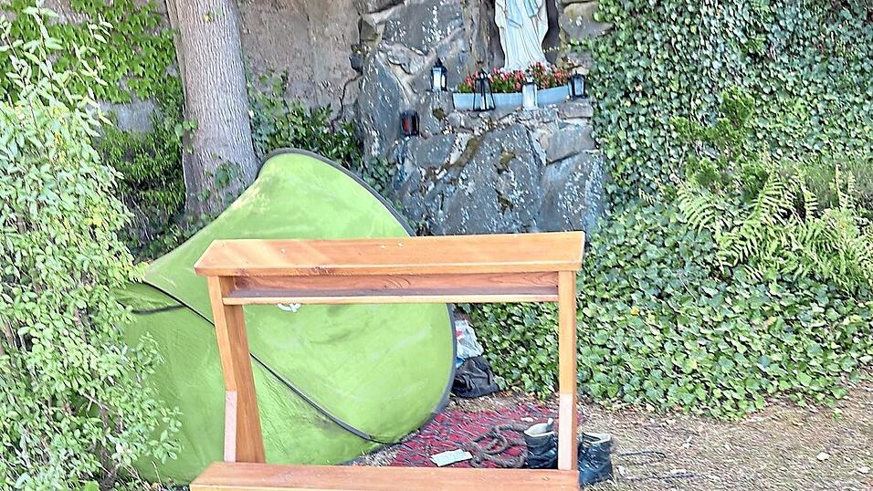 Nachtruhe im Schutzbereich der Gottesmutter: Eine Dame hatte auf dem Further Friedhof vor der Mariengrotte für mindestens zwei Tage ihr Nachtlager aufgeschlagen, so groß ist anscheinend die Hotelzimmernot in Furth. Nachtruhe im Schutzbereich der Gottesmutter: Eine Dame hatte auf dem Further Friedhof vor der Mariengrotte für mindestens zwei Tage ihr Nachtlager aufgeschlagen, so groß ist anscheinend die Hotelzimmernot in Furth.