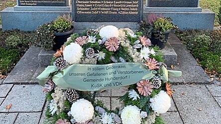 Kranzniederlegung am Mahnmal.