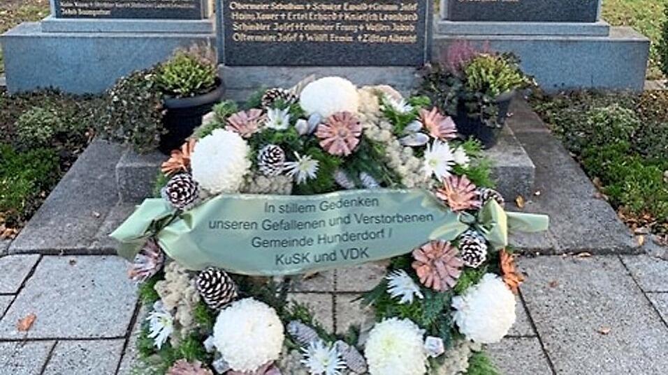 Kranzniederlegung am Mahnmal. Kranzniederlegung am Mahnmal.