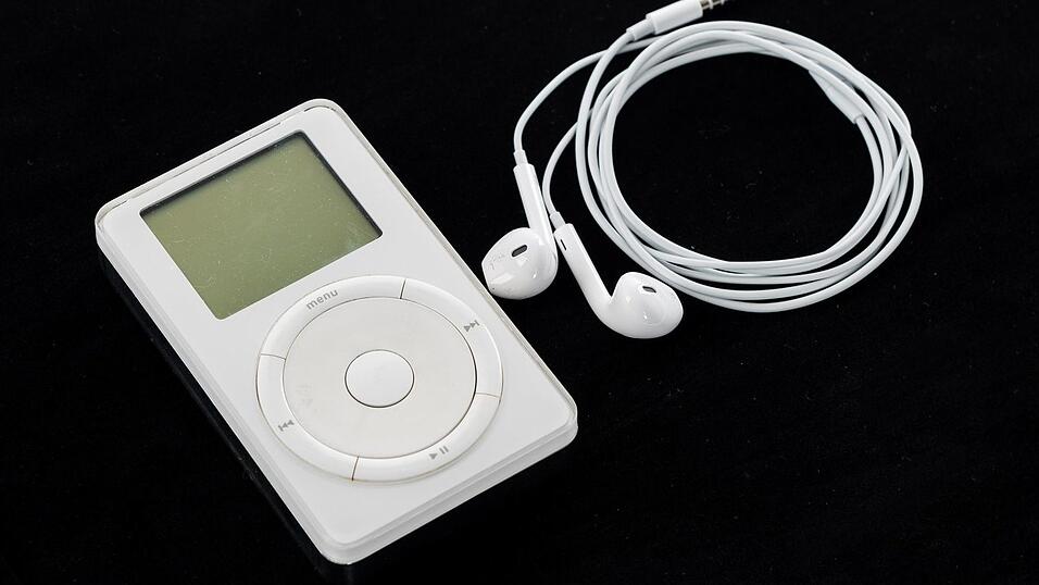 2001: Durch die wei&szlig;en Kopfh&ouml;rer war der erste iPod schon von Weitem zu erkennen.