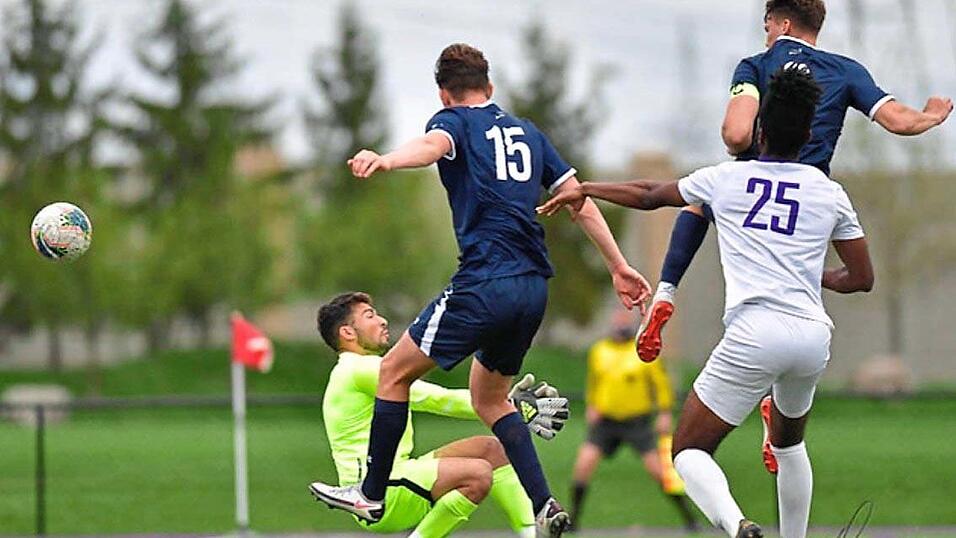 EINGENETZT: Mit seinen 1,89 Metern ist Robin Oswald ein echter Kopfball-Fachmann. EINGENETZT: Mit seinen 1,89 Metern ist Robin Oswald ein echter Kopfball-Fachmann.