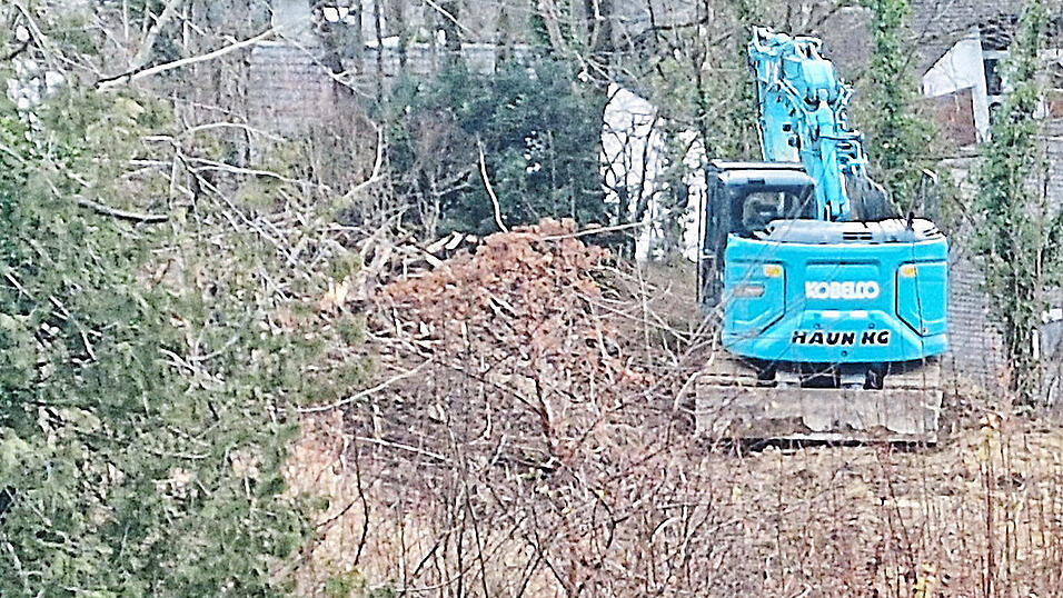 Auf dem Hanggrundstück zwischen Preßgasse und Neue Bergstraße werden derzeit vorbereitende Maßnahmen durchgeführt. Auf dem Hanggrundstück zwischen Preßgasse und Neue Bergstraße werden derzeit vorbereitende Maßnahmen durchgeführt.
