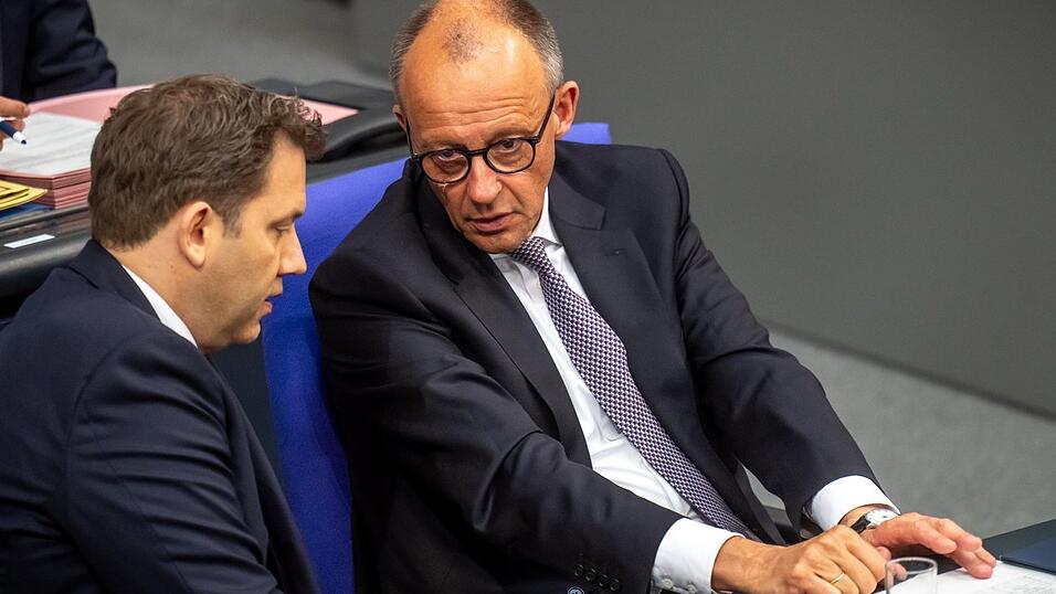 Bundeskanzler Friedrich Merz (r.) hadert beim Thema Stromsteuersenkung mit seinem Finanzminister Lars Klingbeil (SPD). Bundeskanzler Friedrich Merz (r.) hadert beim Thema Stromsteuersenkung mit seinem Finanzminister Lars Klingbeil (SPD).