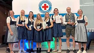 Saskia Fuhrmann, stellvertretende Vorsitzende, Johanna Lacombe, Simone Geiger, Anna Kern, Mannschaftsführerin Johanna Gierl, Antonia Piller, Trainer Wolfgang Zisler und die Beauftragte von der Bundeswasserwacht Birgit Geier (v.l.). Saskia Fuhrmann, stellvertretende Vorsitzende, Johanna Lacombe, Simone Geiger, Anna Kern, Mannschaftsführerin Johanna Gierl, Antonia Piller, Trainer Wolfgang Zisler und die Beauftragte von der Bundeswasserwacht Birgit Geier (v.l.).