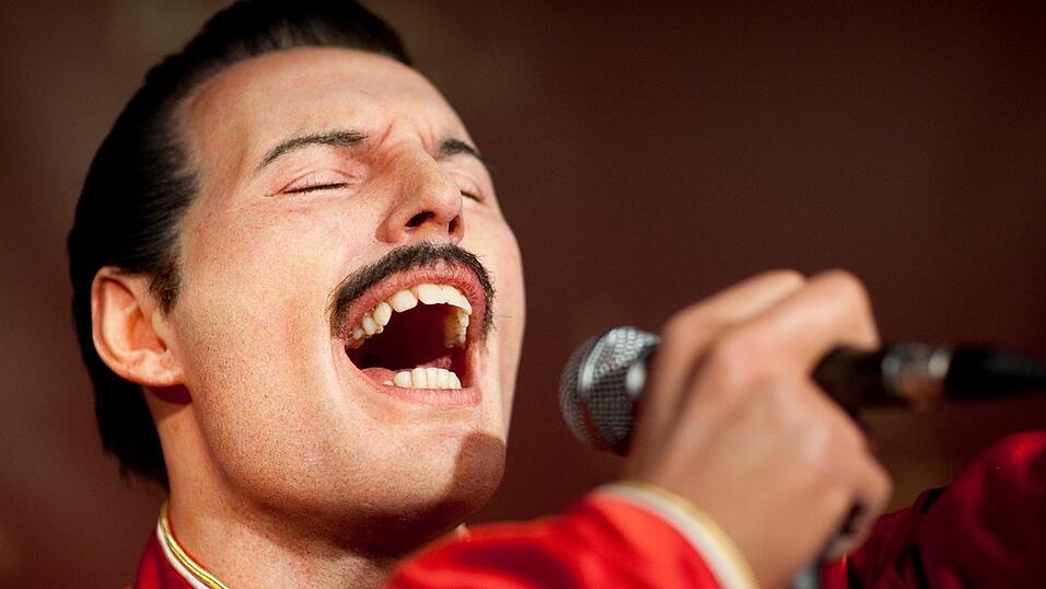 Das originalgetreue Wachsfiguren-Abbild von Freddie Mercury, aufgenommen am 25. Februar 2011 in Berlin im Wachsfigurenkabinett 'Madame Tussauds'. F&uuml;r viele Fans war mit dem Tod Freddie Mercurys im November 1991 auch Queen gestorben. Doch Gitarrist Brian May und Schlagzeuger Roger Taylor machten weiter. Sie wollen das Erbe von Freddie bewahren. F&uuml;r sie ist Queen eine Art Kreation oder Sch&ouml;pfung, die sowieso besteht - ganz egal, was sie damit machen.