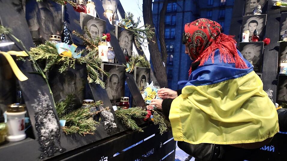 Eine Frau trauert in Kiew um Gefallene.