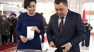 Der kirgisische Präsident Sadyr Schaparow gibt seine Stimme bei der Parlamentswahl ab. Der kirgisische Präsident Sadyr Schaparow gibt seine Stimme bei der Parlamentswahl ab.