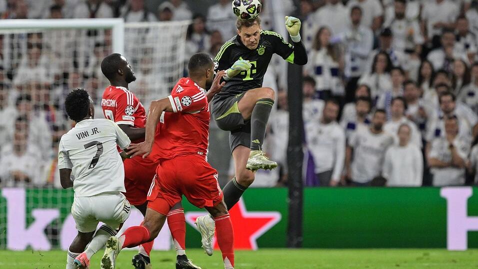 Manuel Neuer (r) kl&auml;rte auch mal in h&ouml;chster Not mit dem Kopf au&szlig;erhalb des Strafraums.