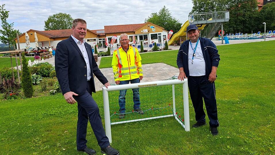 Bürgermeister Sölch, Bauhofleiter Landstorfer und Bademeister Quazolli freuen sich über des neue Angebot im Sattelbogener Freibad. Bürgermeister Sölch, Bauhofleiter Landstorfer und Bademeister Quazolli freuen sich über des neue Angebot im Sattelbogener Freibad.