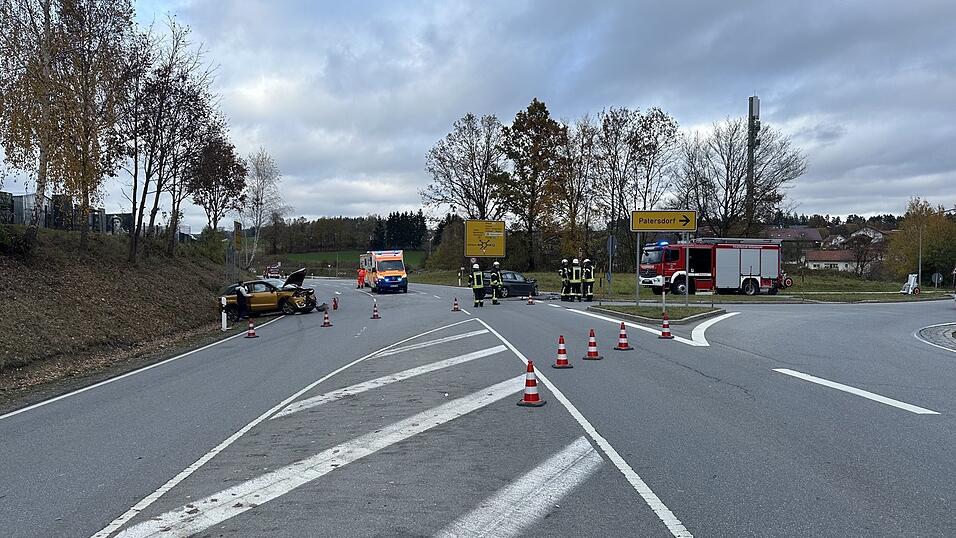 Beide Autofahrer kamen nach dem Unfall ins Krankenhaus. Beide Autofahrer kamen nach dem Unfall ins Krankenhaus.