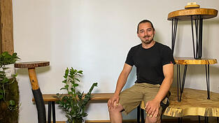 Kevin Tauscher und seine Holzprodukte.