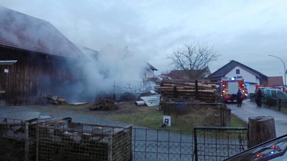 Dichter Rauch wies den Einsatzkr&auml;ften den Weg.