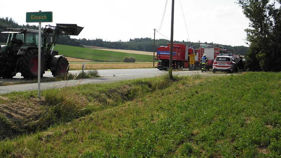 Bei Postau brannte am Samstag ein Mischwald. Es waren mehrere Feuerwehrkräfte im Einsatz.