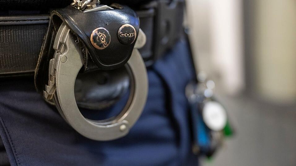 Nach einem Messerangriff auf einen 42-Jährigen ist ein Haftbefehl ergangen. (Symbolbild) Nach einem Messerangriff auf einen 42-Jährigen ist ein Haftbefehl ergangen. (Symbolbild)