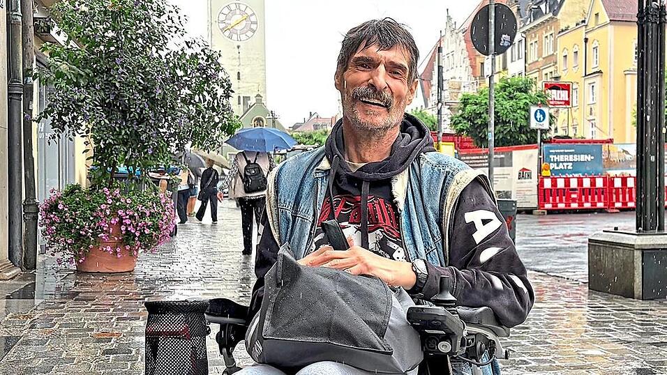 Nach drei Schlaganfällen traute sich Robert Held lange Zeit nicht unter Menschen. Seine Erlebnisse auf und am Rande des Gäubodenvolksfestes haben dem 62-Jährigen Optimismus und Lebensfreude zurückgegeben. Nach drei Schlaganfällen traute sich Robert Held lange Zeit nicht unter Menschen. Seine Erlebnisse auf und am Rande des Gäubodenvolksfestes haben dem 62-Jährigen Optimismus und Lebensfreude zurückgegeben.