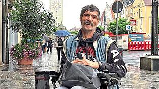 Nach drei Schlaganfällen traute sich Robert Held lange Zeit nicht unter Menschen. Seine Erlebnisse auf und am Rande des Gäubodenvolksfestes haben dem 62-Jährigen Optimismus und Lebensfreude zurückgegeben. Nach drei Schlaganfällen traute sich Robert Held lange Zeit nicht unter Menschen. Seine Erlebnisse auf und am Rande des Gäubodenvolksfestes haben dem 62-Jährigen Optimismus und Lebensfreude zurückgegeben.