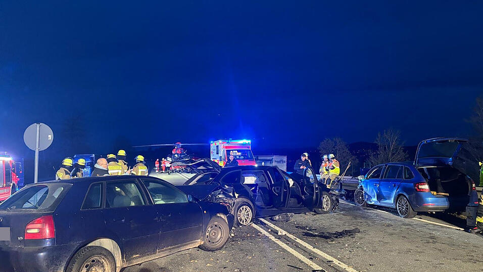 Die drei Unfallbeteiligten haben Gl&uuml;ck im Ungl&uuml;ck: Sie k&ouml;nnen aus ihren demolierten Fahrzeuge mit leichten bis mittelschweren Verletzungen verlassen. Die Bundesstra&szlig;e war l&auml;ngere Zeit gesperrt.&nbsp;