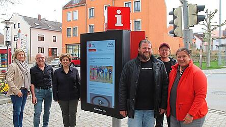Stadt und die Macher pr&auml;sentieren zusammen mit B&uuml;rgermeisterin Alexandra Riedl den neuen digitalen Schaukasten.
