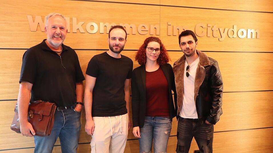 Die beiden Filmemacher Marina Hoeft und Enrico Staller (r.) sind mit Citydom-Betreiber Alexander Negele (2.v.l.) und B&uuml;rgermeister Peter Stranninger gespannt, wie ihr Bayerwaldkrimi &bdquo;Im Zeichen des Drachen&ldquo; in Straubing ankommen wird. Tipp f&uuml;r Lokalpatrioten - Straubing und Bogen sind Film-Schaupl&auml;tze wie einige weitere Kommunen und eines ist sicher, die Einheimischen haben bewusst nichts vom abgedroschenen Hinterw&auml;ldler-Klischee.