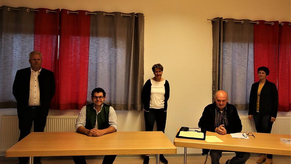 Perkam konstituierende Sitzung: B&uuml;rgermeister Hubert Ammer mit den neugew&auml;hlten Mitgliedern des Gemeinderates: Andreas Krehbiel, B&auml;rbel Sommer, Klaus Formann und Birgit Hien (von links).