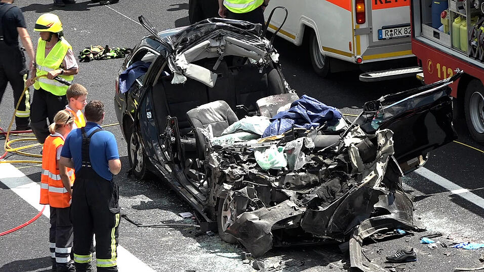 Bei einem schweren Unfall auf der A3 nahe Regensburg sind laut ersten Informationen der Polizei vier Menschen ums Leben gekommen.